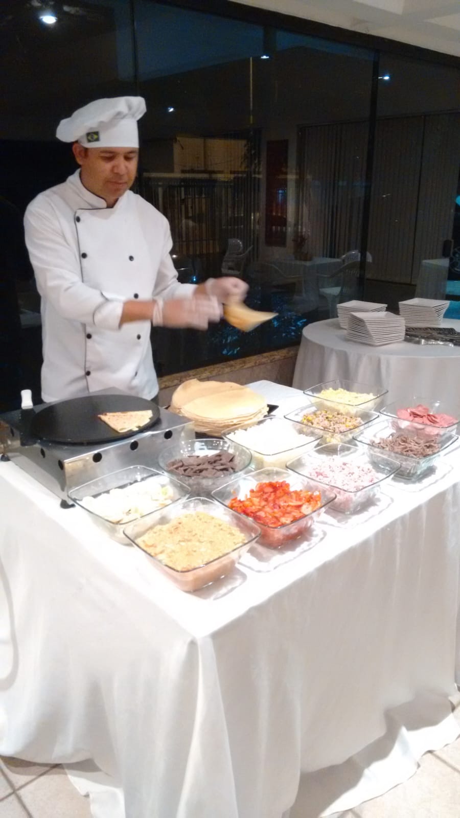Chef da Wendel Gastronomia preparando crepes em evento