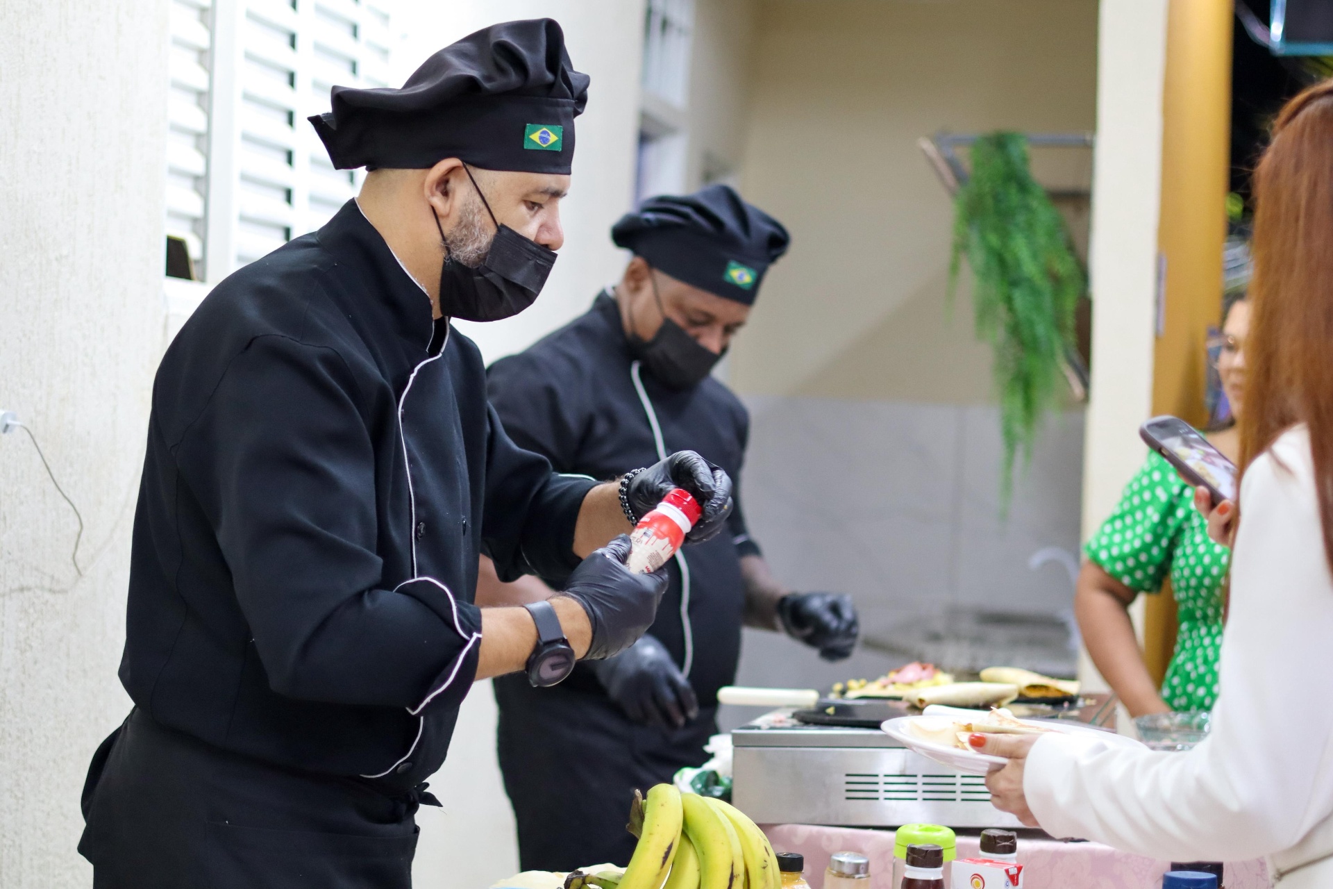 Chefs da Wendel Gastronomia servindo crepes em evento